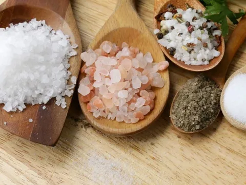 5 dấu hiệu cảnh báo bạn đang ăn quá nhiều muối