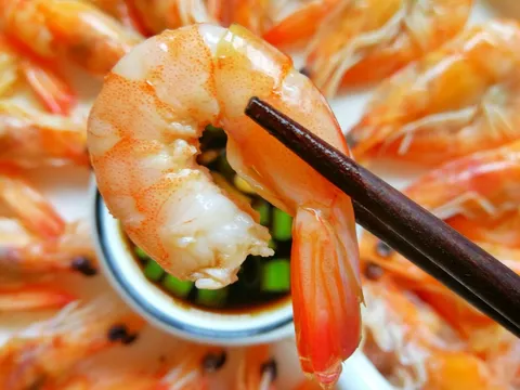 Cách luộc tôm giữ nguyên chất bổ, tôm đỏ au đẹp mắt