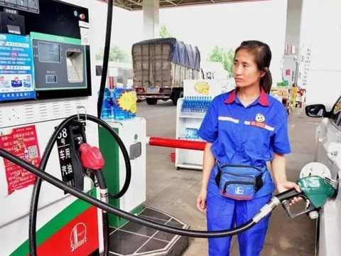 Đổ đầy bình xăng hay nửa bình tốt hơn? Sai lầm nhiều tài xế khiến xe nhanh hỏng