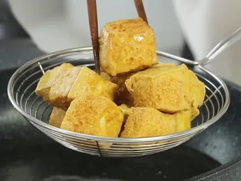 Rán đậu, nhớ chọn miếng có đặc điểm này đậu mới vàng ươm, giòn trong mềm ngoài lại chẳng lo bị nát bét