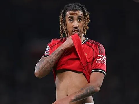 Man Utd lo ngại Leny Yoro phải nghỉ hết mùa