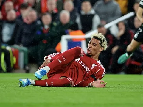 Vận rủi của Ekitike vô tình trải thảm đỏ cho sao mai Jayden Danns