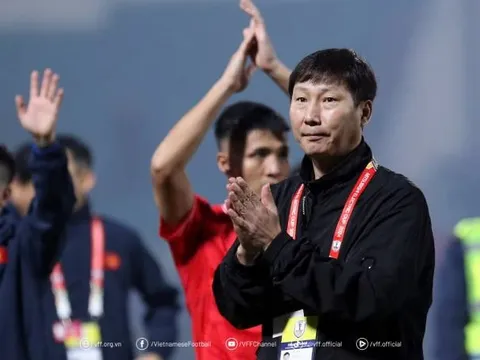 HLV Kim Sang-sik khuyên cầu thủ Việt Nam bỏ thói quen câu giờ