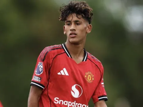 MU chặn Man City cướp thần đồng 15 tuổi JJ Gabriel