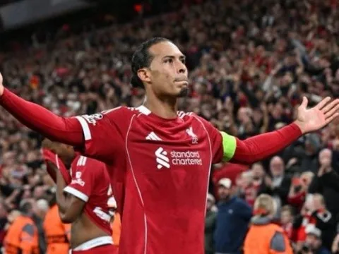 Rooney cảnh báo Van Dijk không thể mãi gồng gánh Liverpool