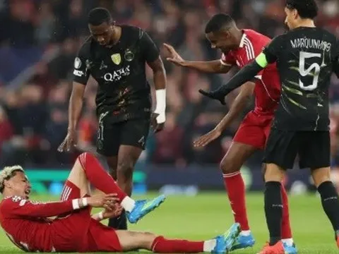 Isak đau lòng trước chấn thương kinh hoàng của Ekitike