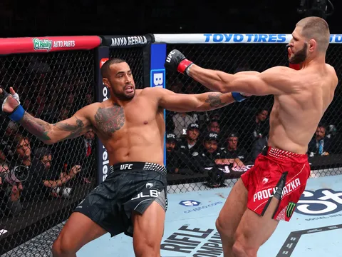 Carlos Ulberg lên bàn mổ nối dây chằng chéo trước sau đêm đăng quang nghẹt thở tại UFC 327