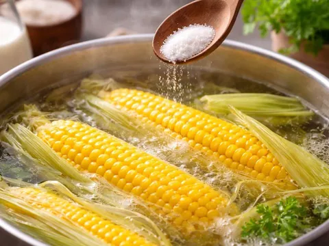Luộc ngô muốn ngọt đậm vị, đừng chỉ nghĩ cho đường: Bí quyết nằm ở thứ ai cũng có trong bếp
