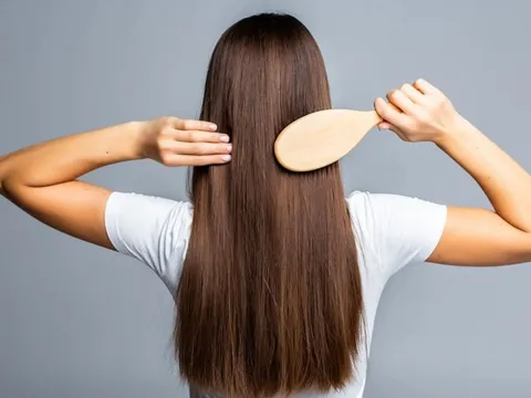 Muốn tóc dày và khỏe hơn? Đừng bỏ qua cách chọn dầu gội và 5 thói quen này