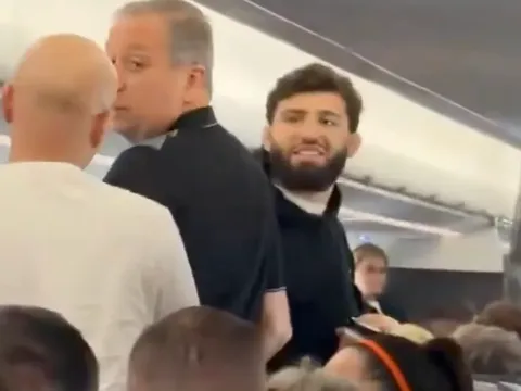 Arman Tsarukyan bị đuổi khỏi chuyến bay, American Airlines lên tiếng làm rõ sự việc