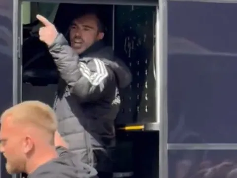 Harry Winks mắng thẳng mặt CĐV khi Leicester cận kề vực thẳm