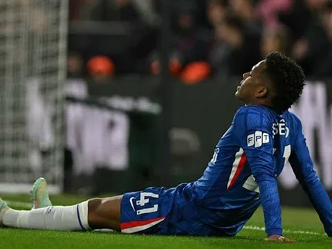 Estevao khóc nức nở trong phòng thay đồ Chelsea