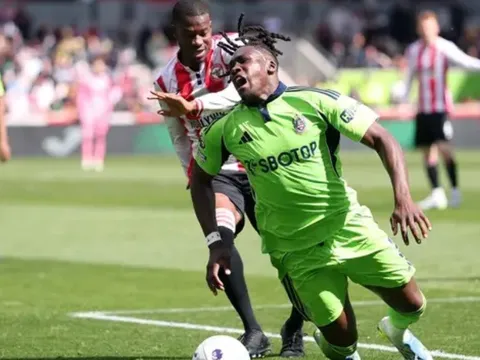 Trọng tài bị tố thiên vị Fulham, xử ép Lisandro Martinez