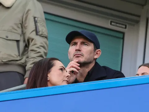 CĐV Chelsea gọi tên Lampard sau trận thua MU