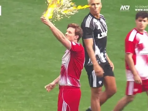 Trọng tài sững sờ nhìn Max Fosh đốt cháy thẻ vàng