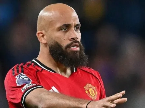 Bryan Mbeumo lạc lõng trong ngày vui của Man Utd