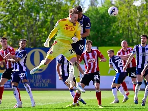 Cardiff thăng hạng hy hữu nhờ bàn gỡ phút 90+6 của thủ môn