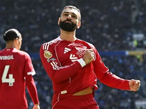 Salah sánh vai Ian Rush sau bàn thắng vào lưới Everton