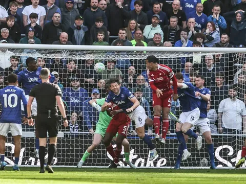 5 điểm nhấn Everton vs Liverpool: Van Dijk cứu rỗi; Lời chia tay hoàn hảo của Salah