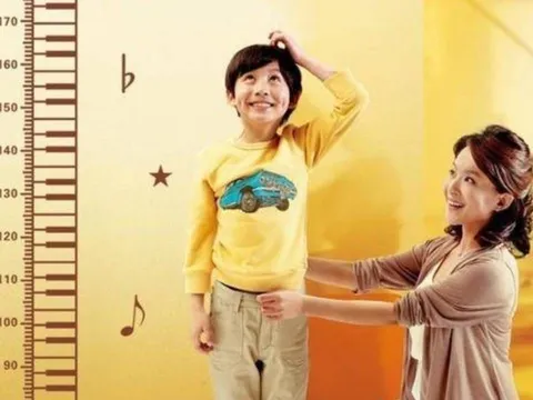 Bố mẹ thấp, con vẫn có thể cao thêm vài cm nếu làm đúng 3 điều này