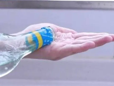 Đổ giấm trắng vào lòng bàn tay, xoa nhẹ: Hiệu quả bất ngờ nhiều người chưa biết