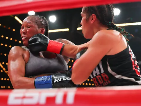 Shadasia Green rời võ đài bằng cáng sau cú sốc mất đai trước Lani Daniels