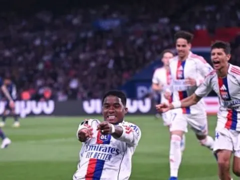 Endrick rực sáng giúp Lyon khiến PSG ôm hận tại sân nhà