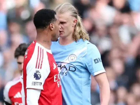 Vì sao Gabriel không bị đuổi sau pha va chạm với Haaland?