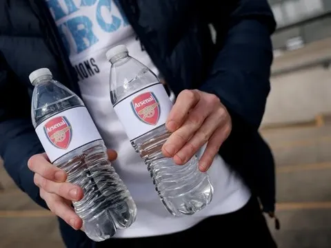 CĐV Man City dùng chai nước chế nhạo thói hụt hơi của Arsenal