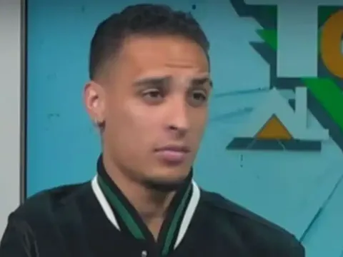 Antony vẫn hết mình ủng hộ MU nhưng xa lạ với Amorim