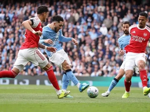 Gary Neville tin Man City sẽ vô địch Ngoại hạng Anh