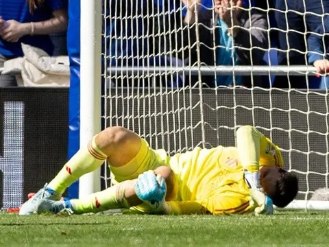 Arne Slot xác nhận Mamardashvili phải nhập viện khẩn cấp