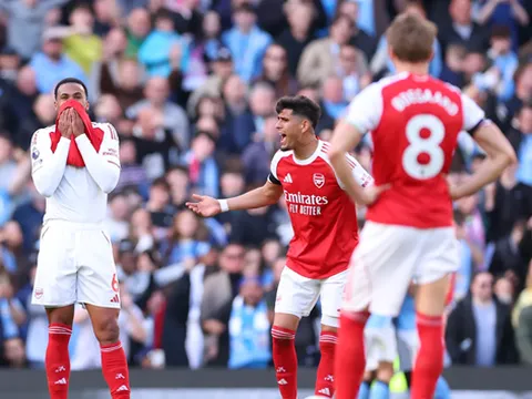 Rooney chỉ ra cách giúp Arsenal vượt Man City giành ngôi vương