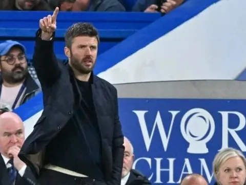 Carrick giải bài toán hàng công nhờ 'tam tấu' của Man Utd
