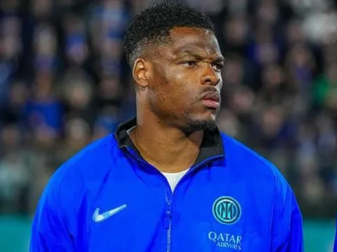 MU quyết đấu Aston Villa vụ Denzel Dumfries