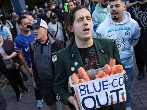 CĐV Chelsea dùng cà rốt phản đối ban lãnh đạo