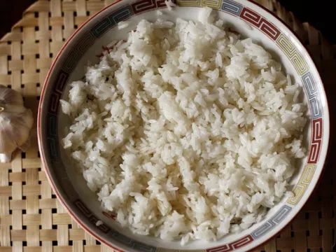 Điều gì xảy ra với cơ thể nếu thường xuyên ăn cơm nguội?