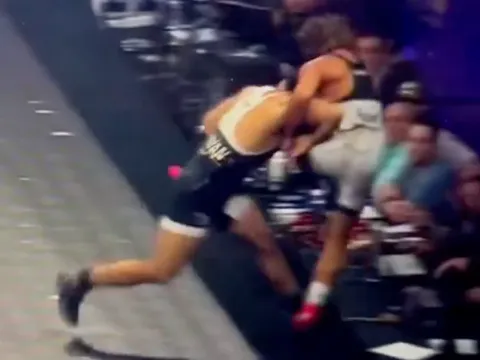 Arman Tsarukyan hất văng Urijah Faber khỏi sân khấu trong chiến thắng áp đảo tại sự kiện chính RAF 8