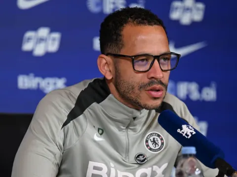 HLV Liam Rosenior phản bác Cole Palmer về tương lai của Chelsea