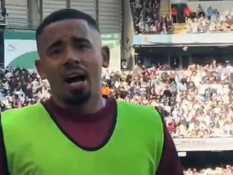 Gabriel Jesus đối đầu cổ động viên Man City ngay tại Etihad