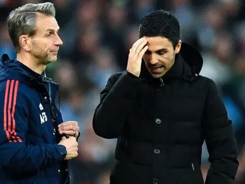 7 cú sụp đổ kinh điển tại Ngoại hạng Anh: Ám ảnh cho Arsenal