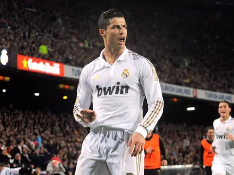 Ngày này năm xưa: Khi đôi tay Ronaldo làm câm lặng chảo lửa Camp Nou