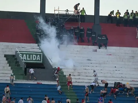 Fan nữ mang thai ngất xỉu giữa bạo loạn ở trận derby Paraguay