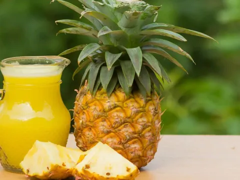 Cách uống nước ép dứa tươi giúp thải độc thận