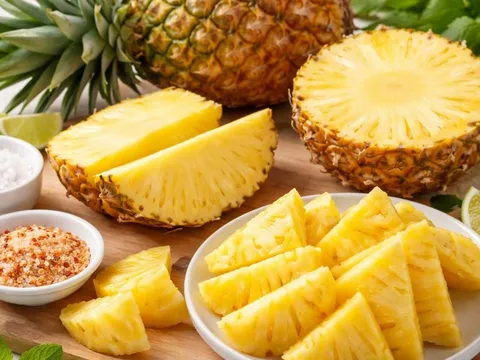 Dứa chín vàng hấp dẫn nhưng nhiều người sợ rát lưỡi: Mách bạn mẹo ăn chuẩn vừa ngon vừa an toàn