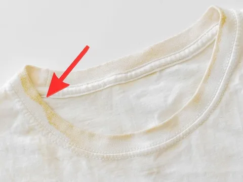 Mẹo làm sạch vết ố vàng trên quần áo trắng bằng baking soda