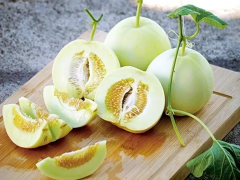 Mua dưa lê nhất định phải nhìn vào chỗ này, thấy càng to lại lồi chứng tỏ siêu ngọt, biết rồi hãy làm theo ngay!