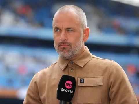 Joe Cole tin Arsenal đã vô địch nếu chọn Ekitike thay vì Gyokeres