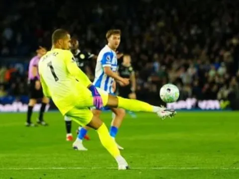 Robert Sanchez bị chế giễu vì pha bay người kiểu Superman