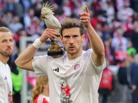 Sự thật về bức tượng vẹt trong lễ ăn mừng vô địch của Bayern